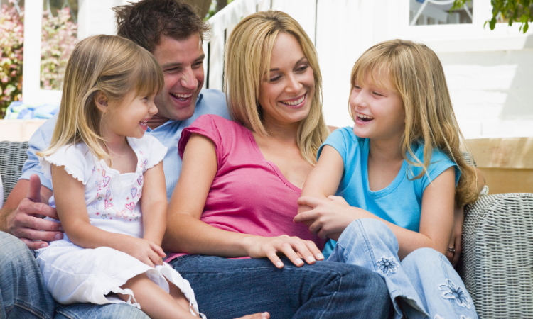 rodzina odpoczywająca na wygodnych meblach ogrodowych 