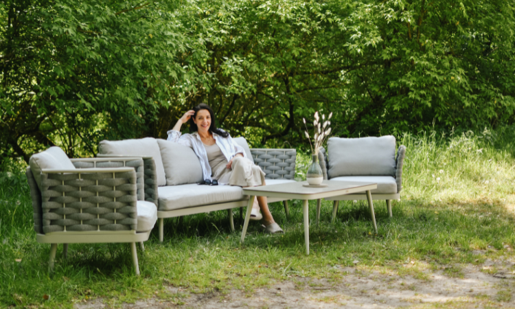 kobieta wypoczywająca na meblach ogrodowych w stylu rope 