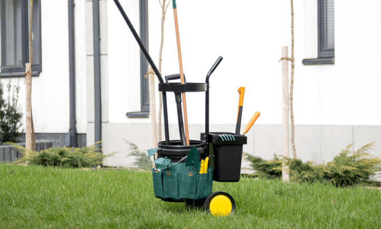 zielony w&oacute;zek ogrodowy na narzędzia