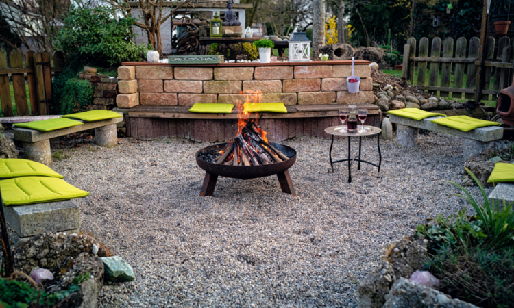 dekoracje ogrodowe przy palenisku ogrodowym 