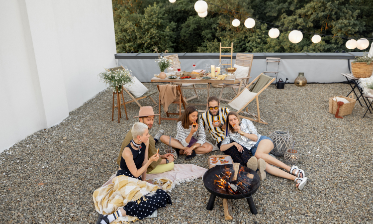 aranżacja przestrzeni wok&oacute;ł paleniska ogrodowego 