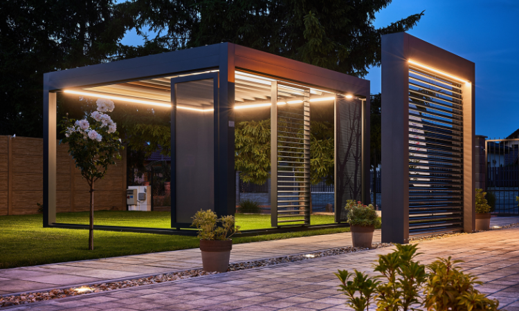 podświetlona pergola elektryczna w ogrodzie 