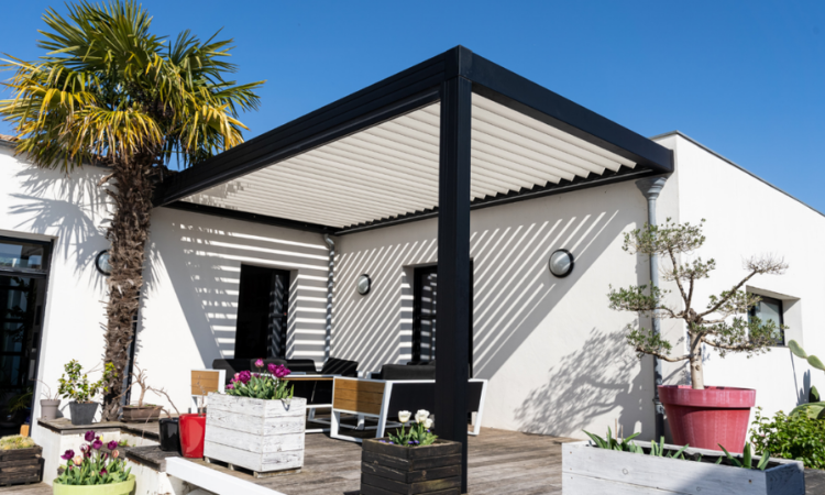 pergola ogrodowa na tarasie czarna z białymi lamelami na dachu 