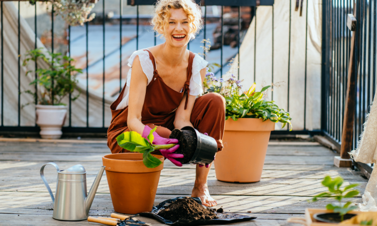 kobieta w beżowym fartuchu przesadzająca bananowca 