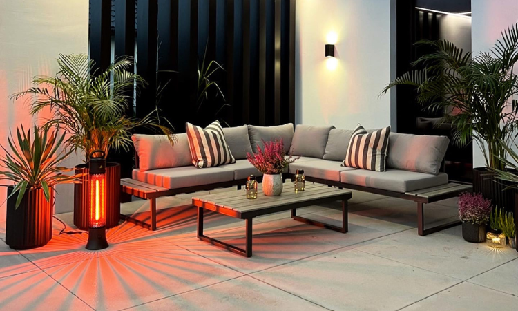 Promiennik kolumnowy ogrzewacz APUS Black w pięknym modernistycznym salonie ogrodowym 