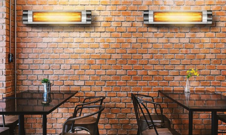 promienniki ciepła na ścianie w resturacji 