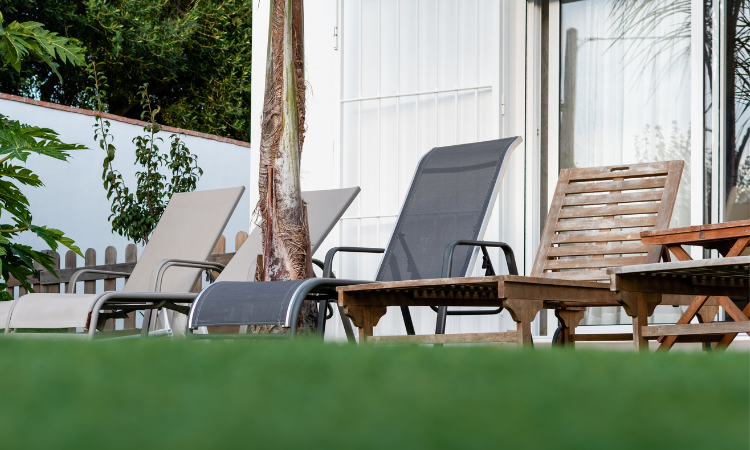 r&oacute;żne rodzaje leżak&oacute;w ogrodowych 