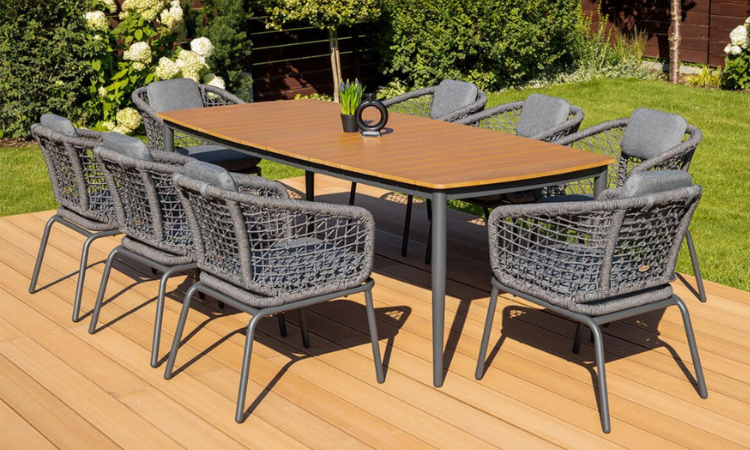 zestaw jadalaniany w kolorze szarym na tarasie z desek kompozytowych 