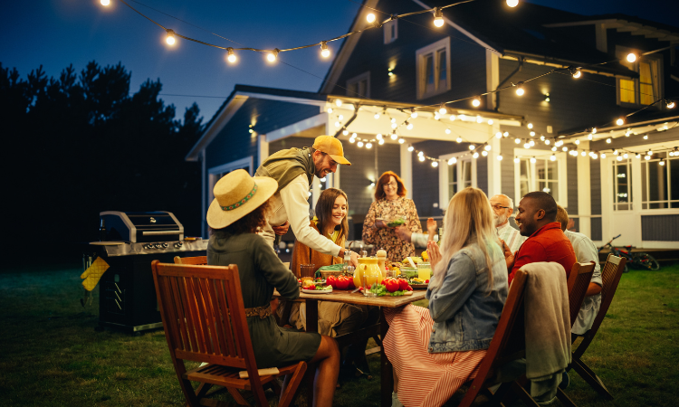 przyjaciele siedzący przy stole w trakcie transmisji meczy euro 2024