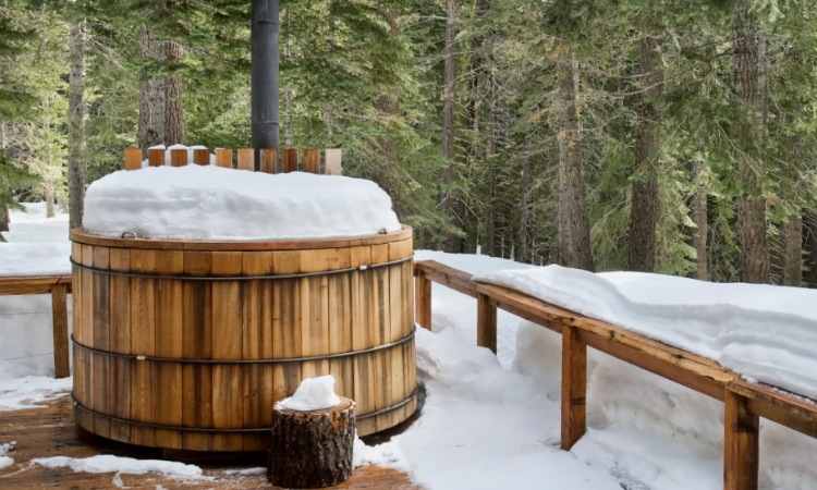 drewniana balia ogrodowa zimą 