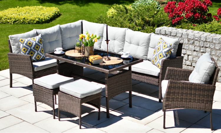 beżowy complet mebli wypocznykowych do ogrodu