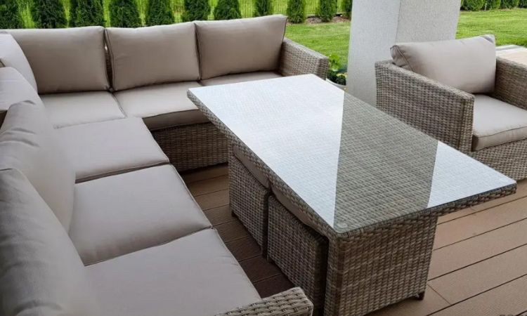 narożnik ogrodowy z technorattanu ustawiony przed domem na tarasie 