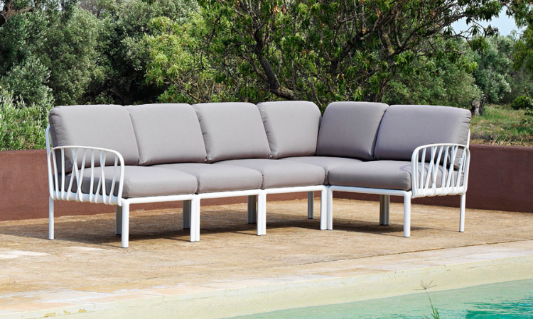 biały narożnik ogrodowy nardi z szarymi poduszkami 