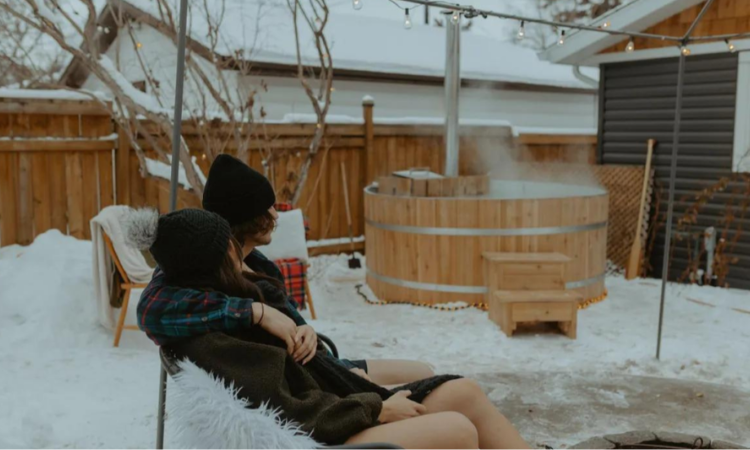 para zażwająca sesji w balii ogrodowej zimą 