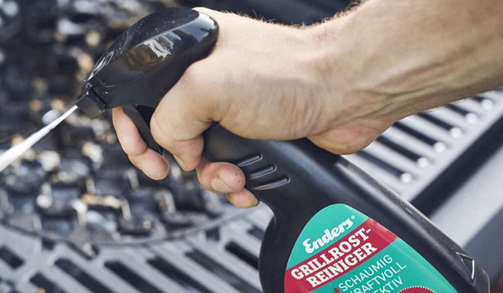 Środek czyszczący enders podczas czyszczenia grilla