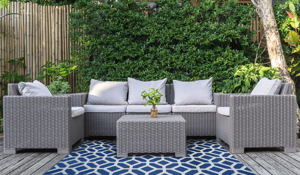 Zestaw technorattanowych mebli na tarasie