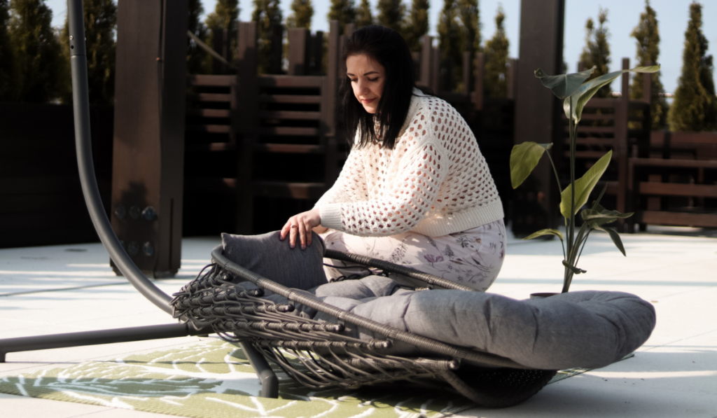kobieta składa fotel - kokon na tarasie