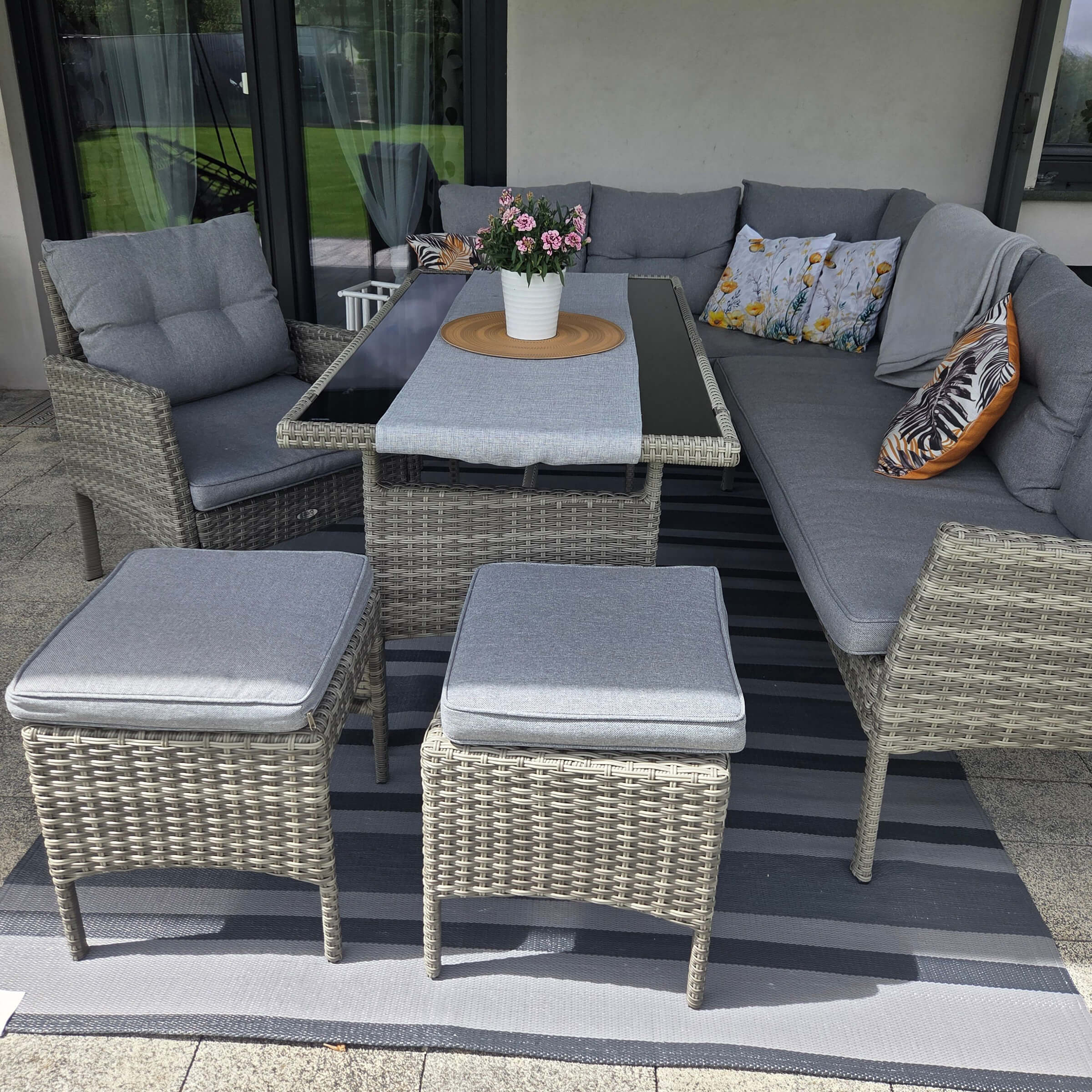 Aranżacja klienta z produktem Narożnik z technorattanu CORTINA + FOTEL Dolphin Grey