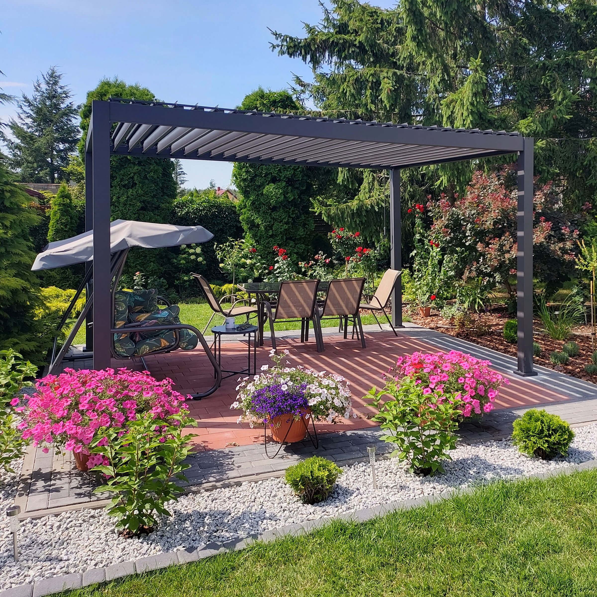 Aranżacja klienta z produktem Pergola ogrodowa aluminiowa Premium Anthracite 3x4 - Gutroof