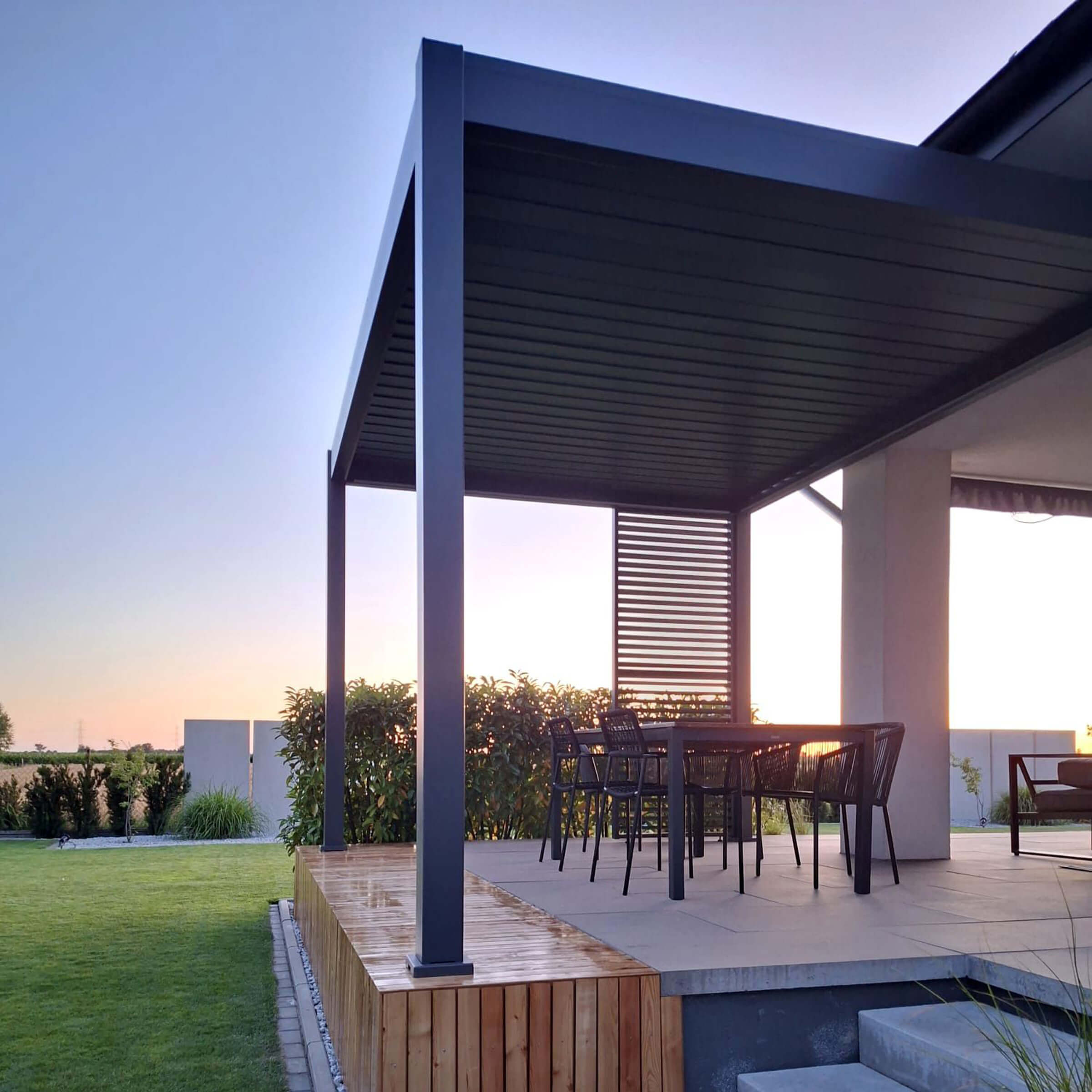 Aranżacja klienta z produktem Pergola automatyczna ELEGANCE AUTOMATIC 3x4 z oświetleniem LED Anthracite - Gutroof