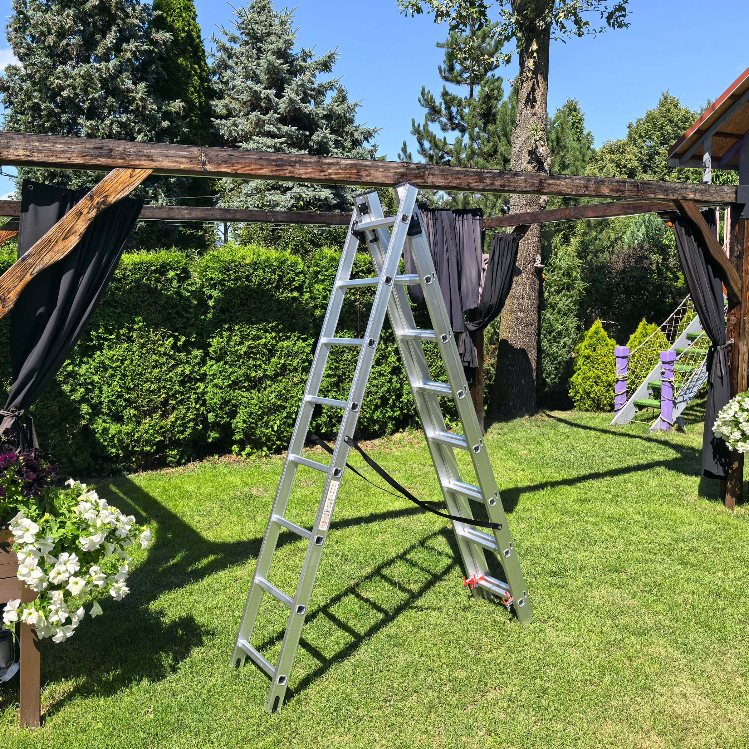 Aranżacja klienta z produktem Wielofunkcyjna drabina aluminiowa 3x8 &ndash; HARDMAISTER