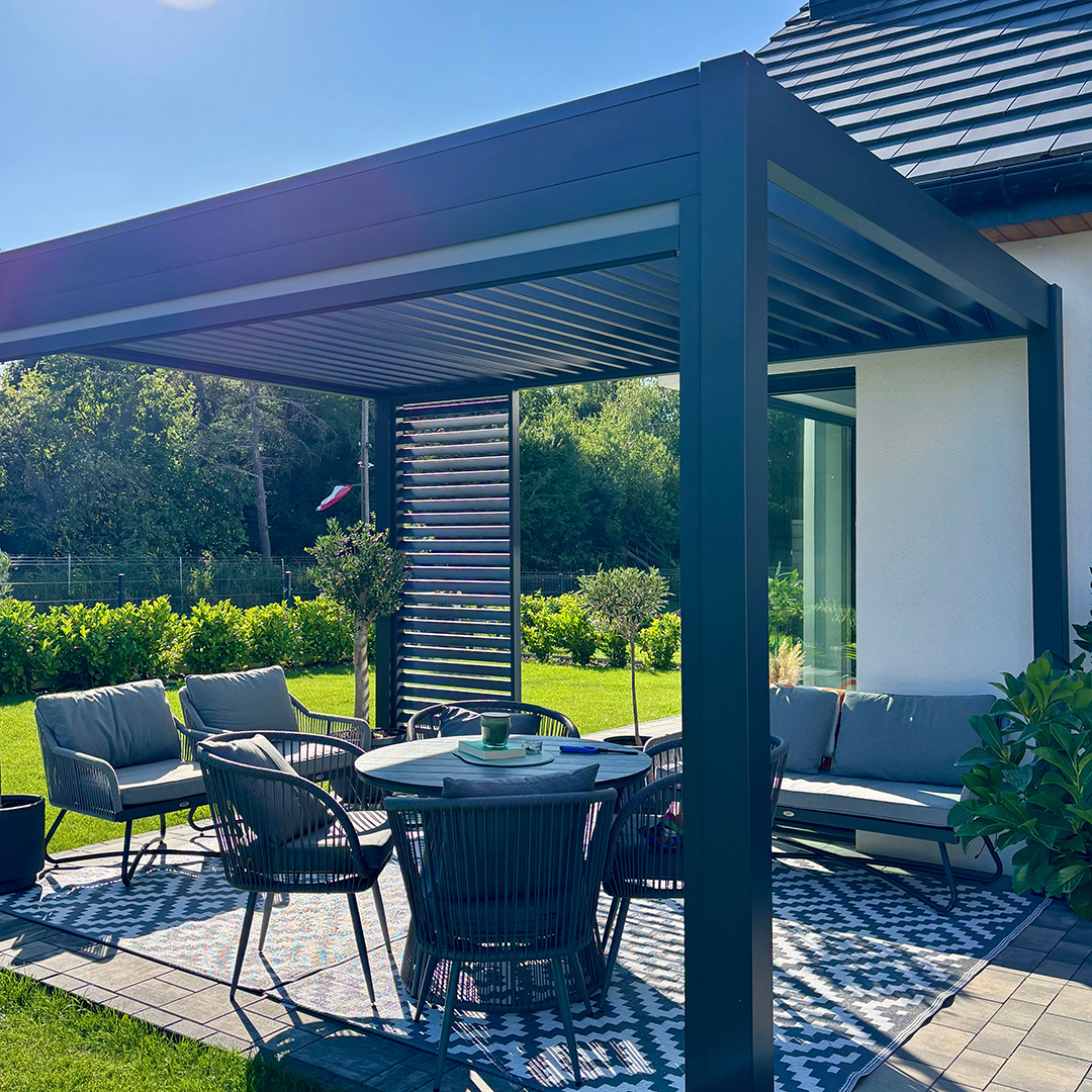 Aranżacja klienta z produktem Panel żaluzjowy poziomy do pergoli ELEGANCE/DELUXE/FUSION 1 m Anthracite - Gutroof