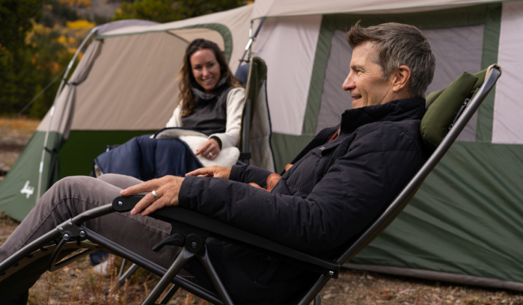 Mężczyzna i kobieta leżą na leżakach