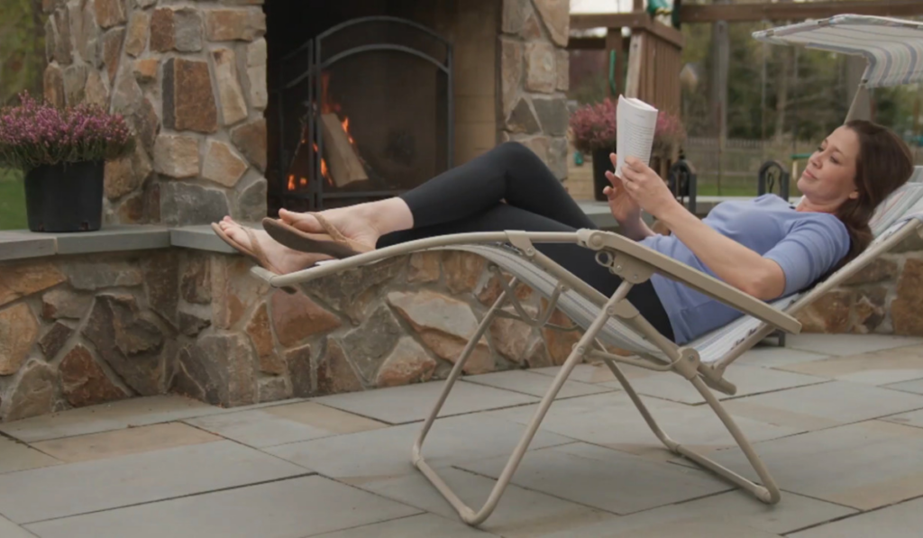 Kobieta leży na leżaku 