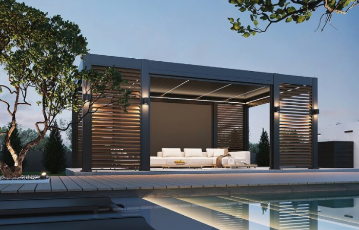 pięknie oświetlona duża pergola ogrodowa z meblami wypoczynkowi w kolorze antracytowym 