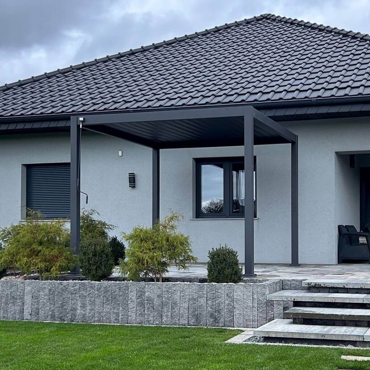 Pergola ogrodowa na taras Premium 3x3 Anthracite - Gutroof zdjęcie realizacji 2