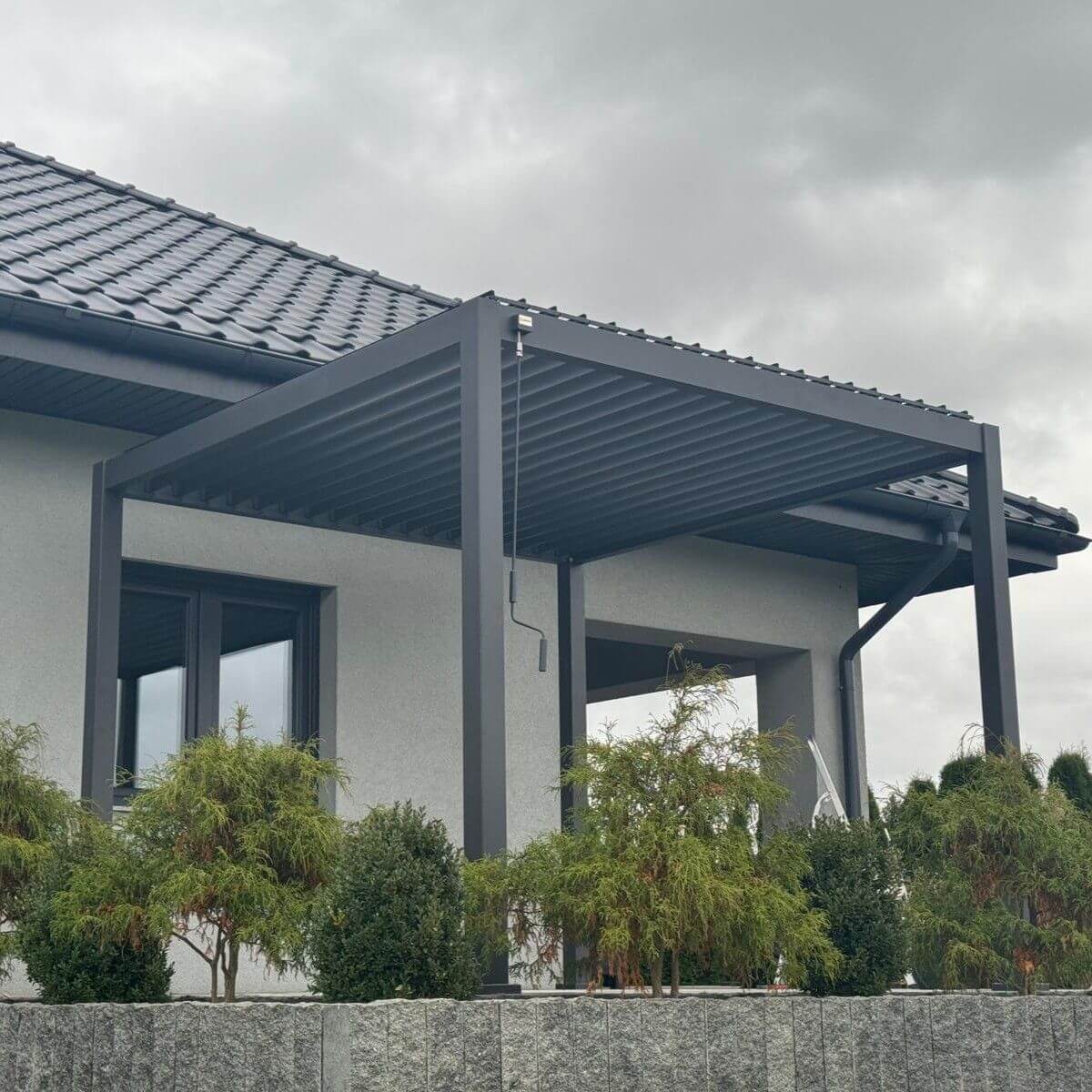 Pergola ogrodowa na taras Premium 3x3 Anthracite - Gutroof zdjęcie realizacji 3