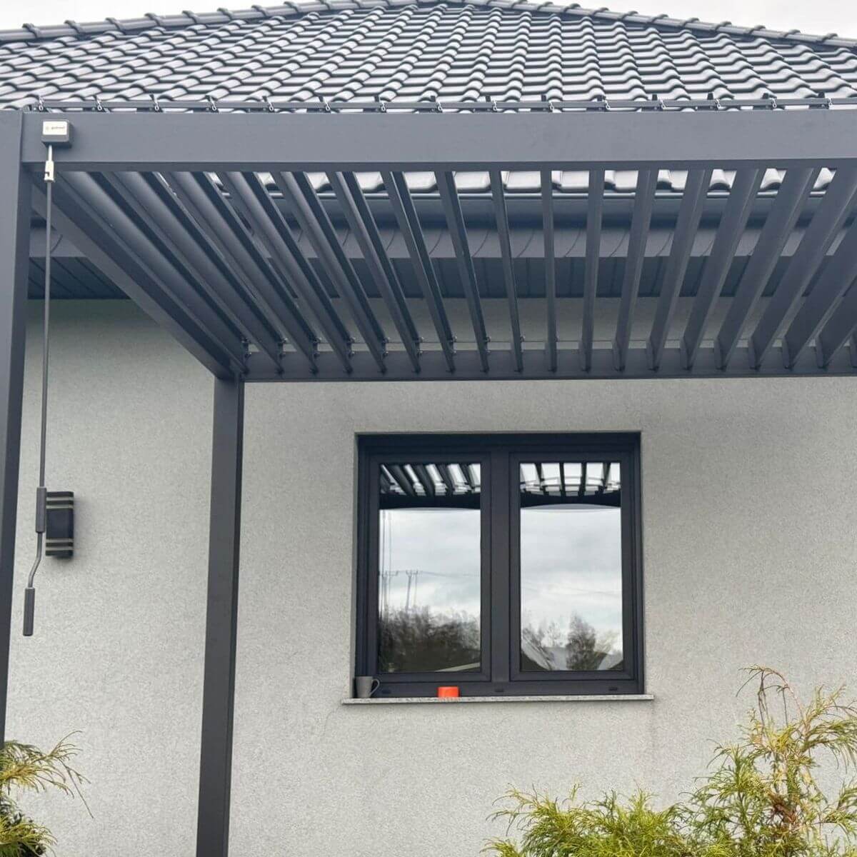 Pergola ogrodowa na taras Premium 3x3 Anthracite - Gutroof zdjęcie realizacji 4