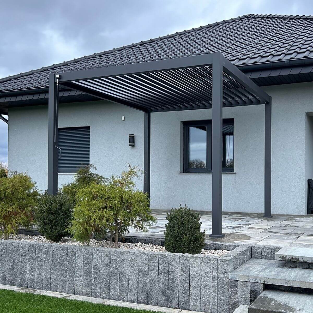 Pergola ogrodowa na taras Premium 3x3 Anthracite - Gutroof zdjęcie realizacji 5
