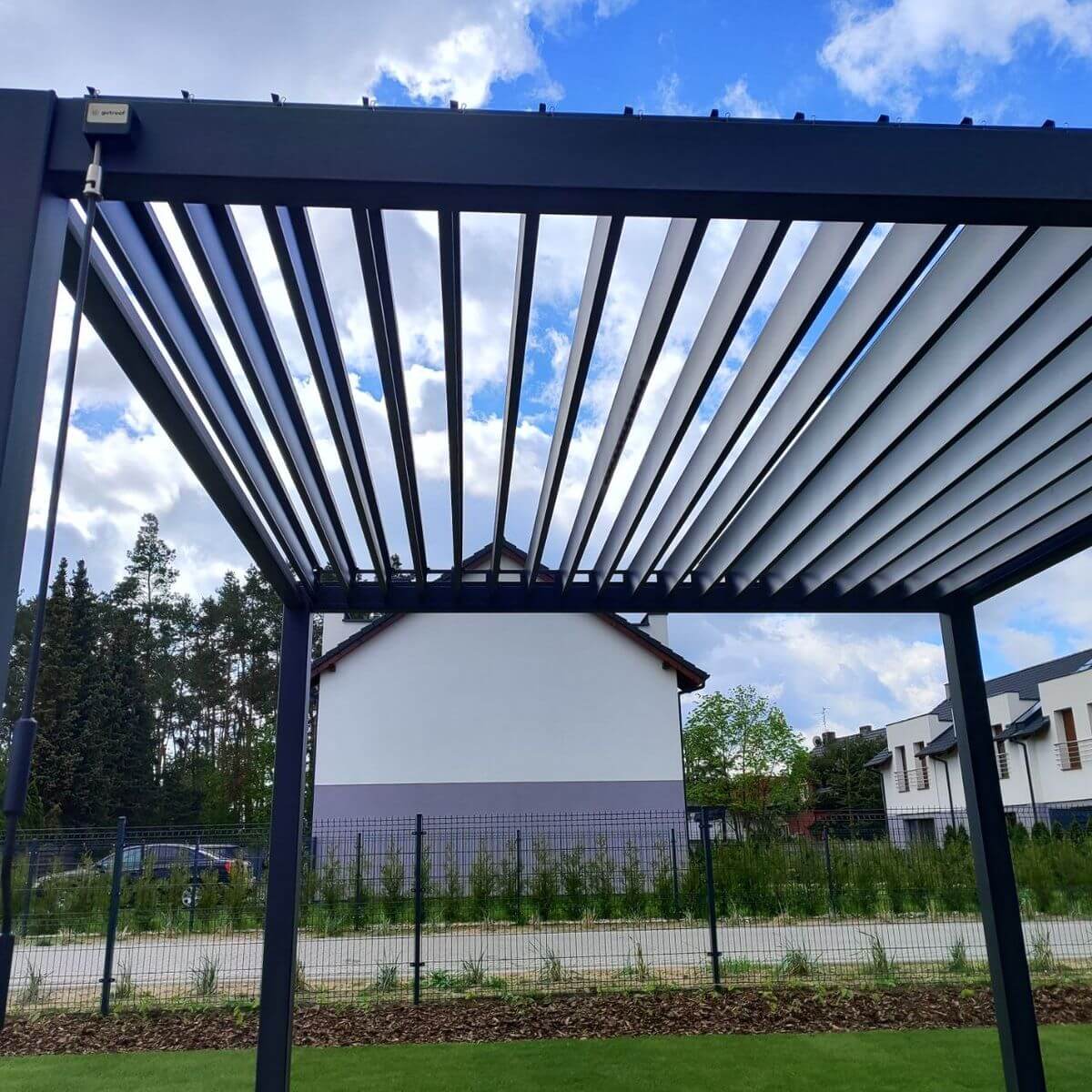 Pergola ogrodowa na taras Premium 3x3 Anthracite - Gutroof zdjęcie realizacji 7