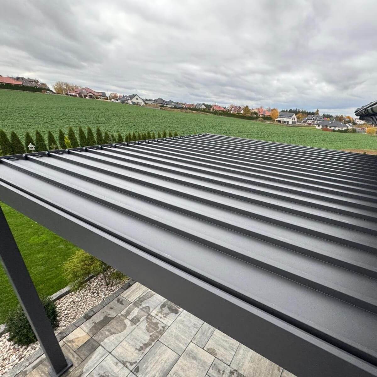 Pergola ogrodowa na taras Premium 3x3 Anthracite - Gutroof zdjęcie realizacji 9