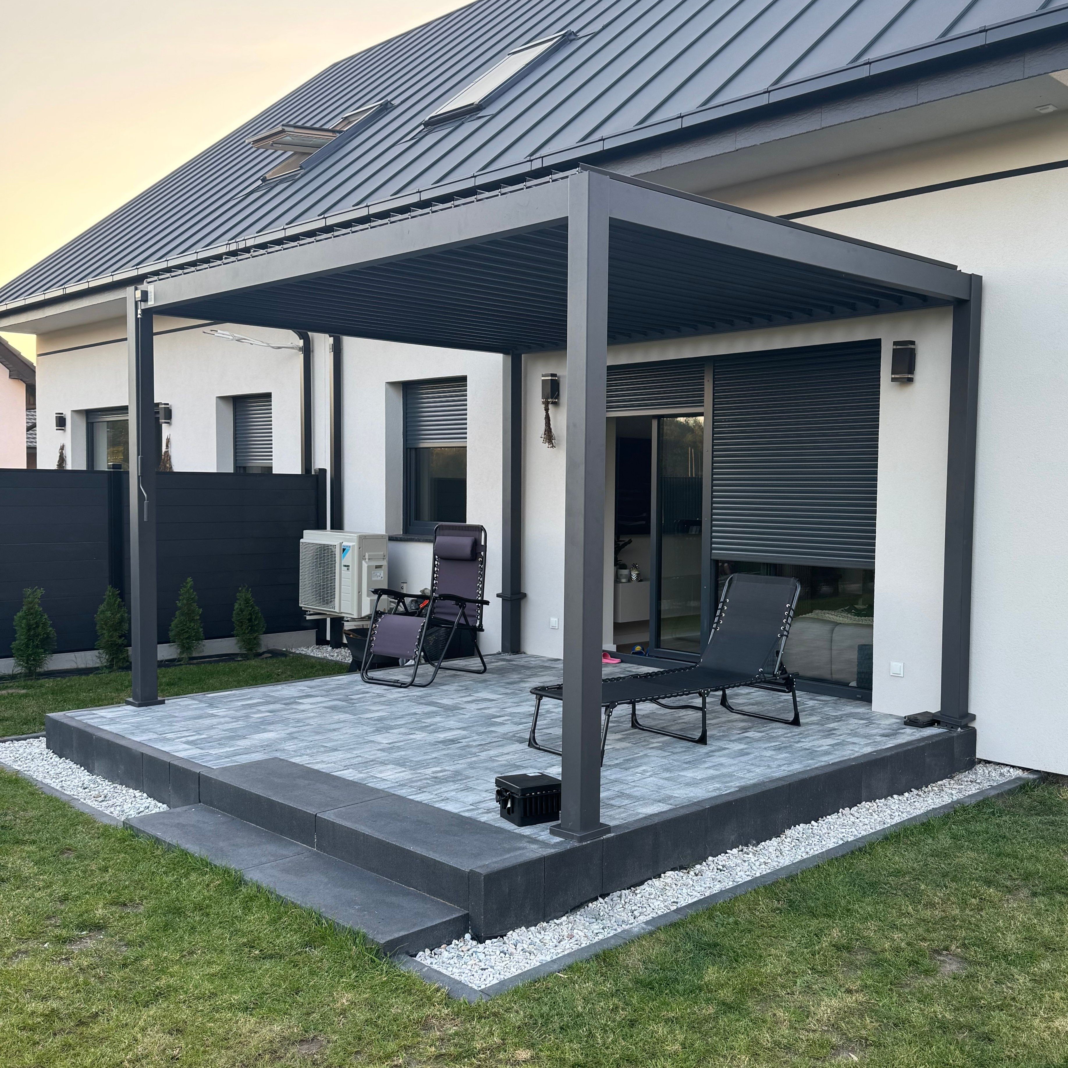 Pergola ogrodowa aluminiowa Premium Anthracite 3x4 - Gutroof zdjęcie realizacji 17