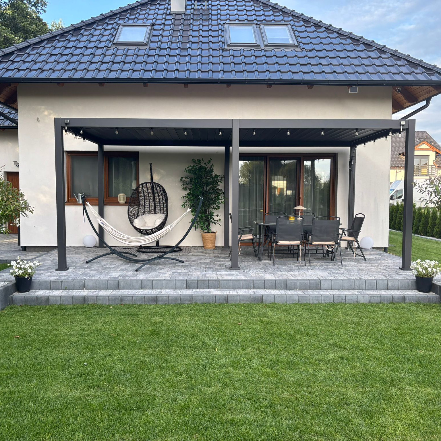 Pergola tarasowa Premium Anthracite 3x6 - Gutroof zdjęcie realizacji 5