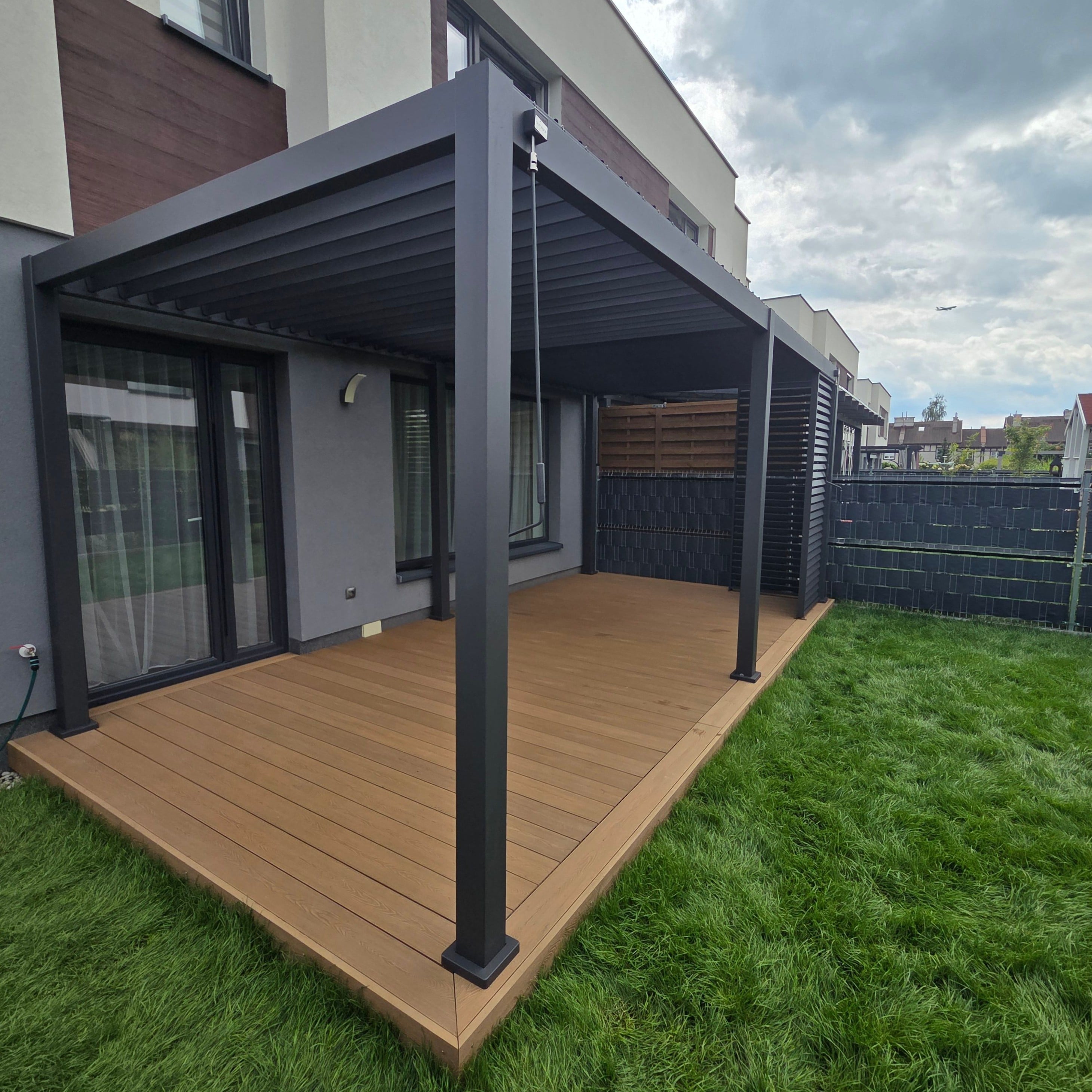 Pergola tarasowa Premium Anthracite 3x6 - Gutroof zdjęcie realizacji 11