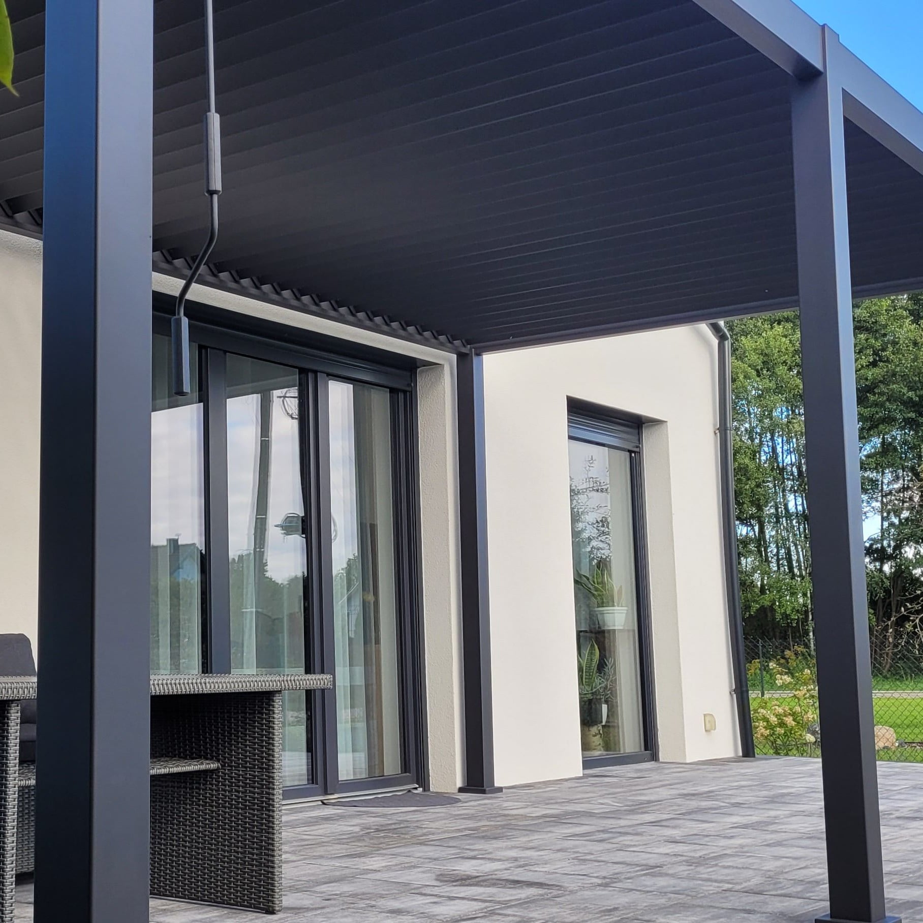 Pergola tarasowa Premium Anthracite 3x6 - Gutroof zdjęcie realizacji 14