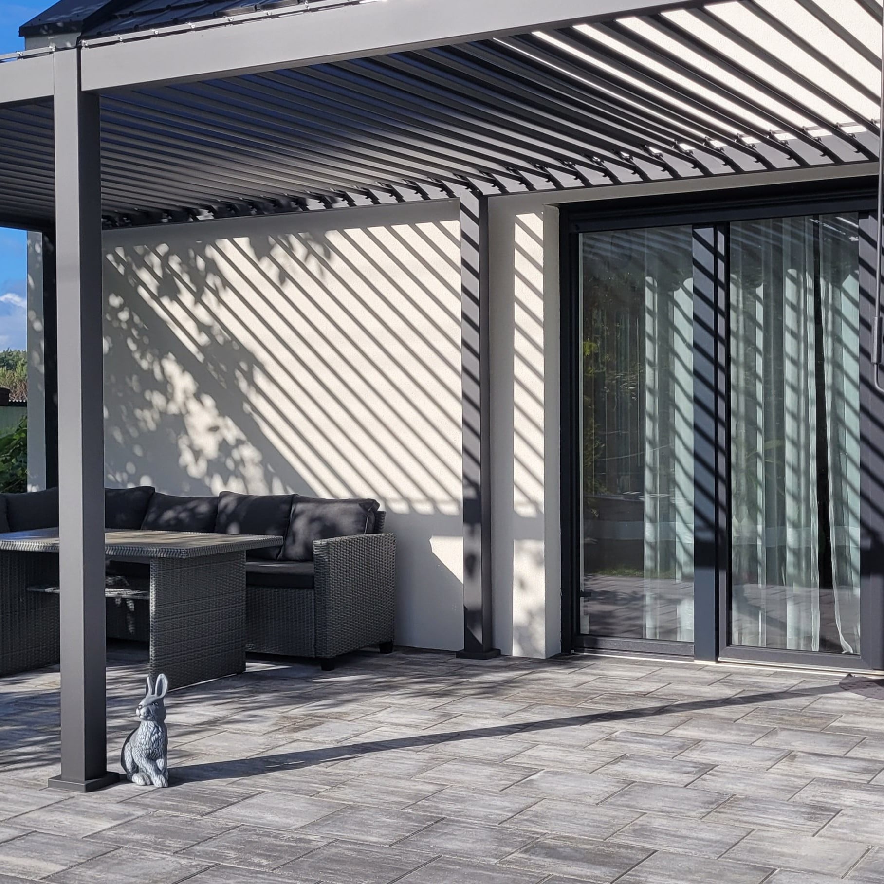 Pergola tarasowa Premium Anthracite 3x6 - Gutroof zdjęcie realizacji 15