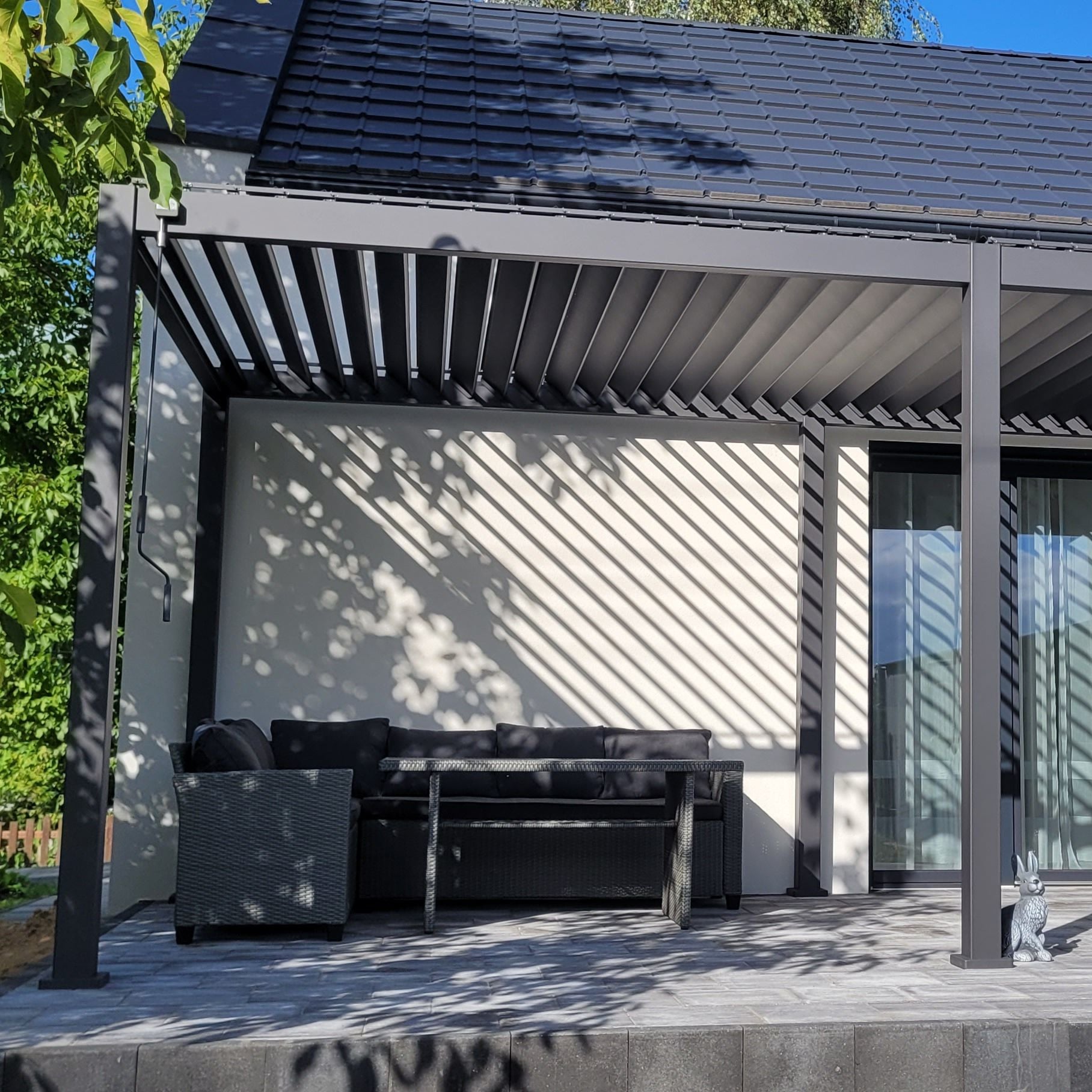 Pergola tarasowa Premium Anthracite 3x6 - Gutroof zdjęcie realizacji 16