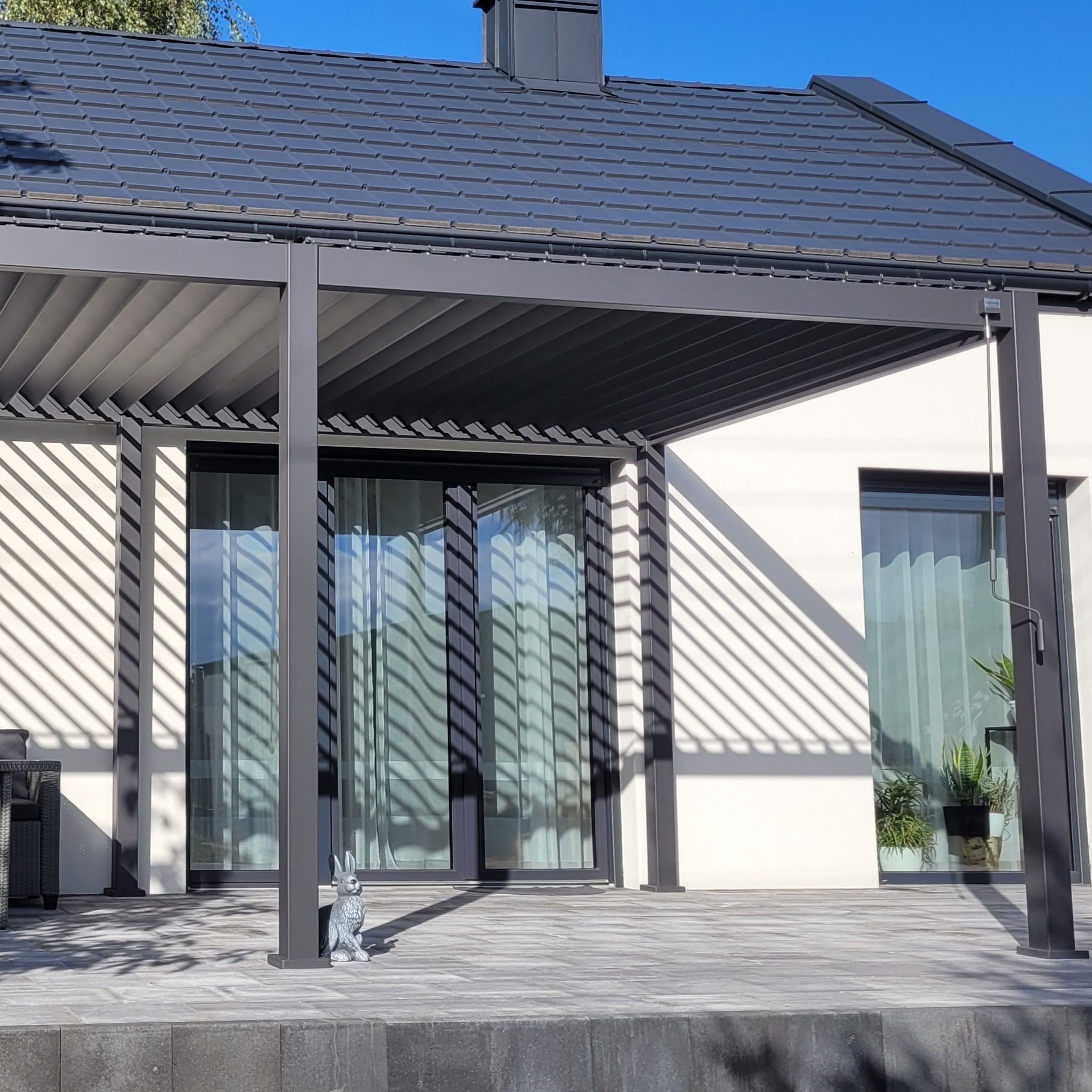 Pergola tarasowa Premium Anthracite 3x6 - Gutroof zdjęcie realizacji 20