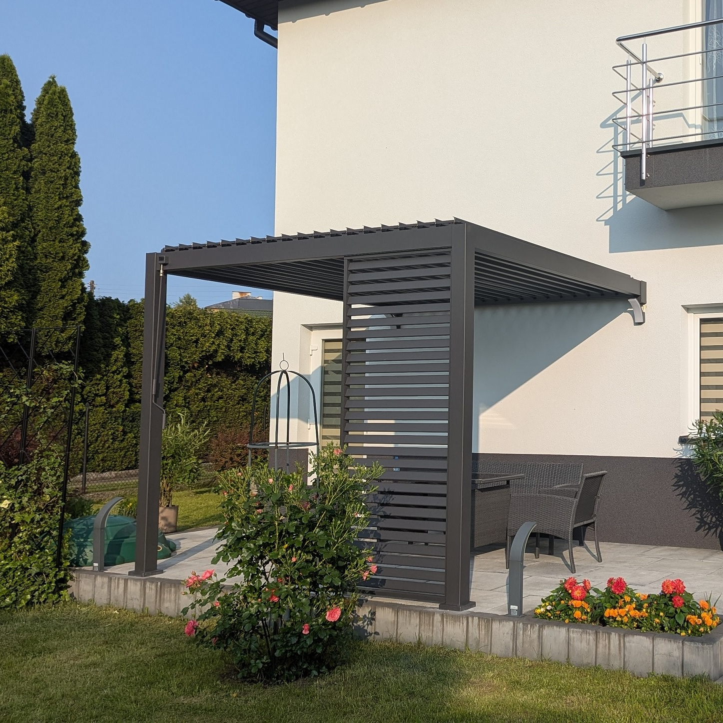 Pergola ścienna ogrodowa na taras 3x3 Premium Wall Anthracite - Gutroof zdjęcie realizacji 1