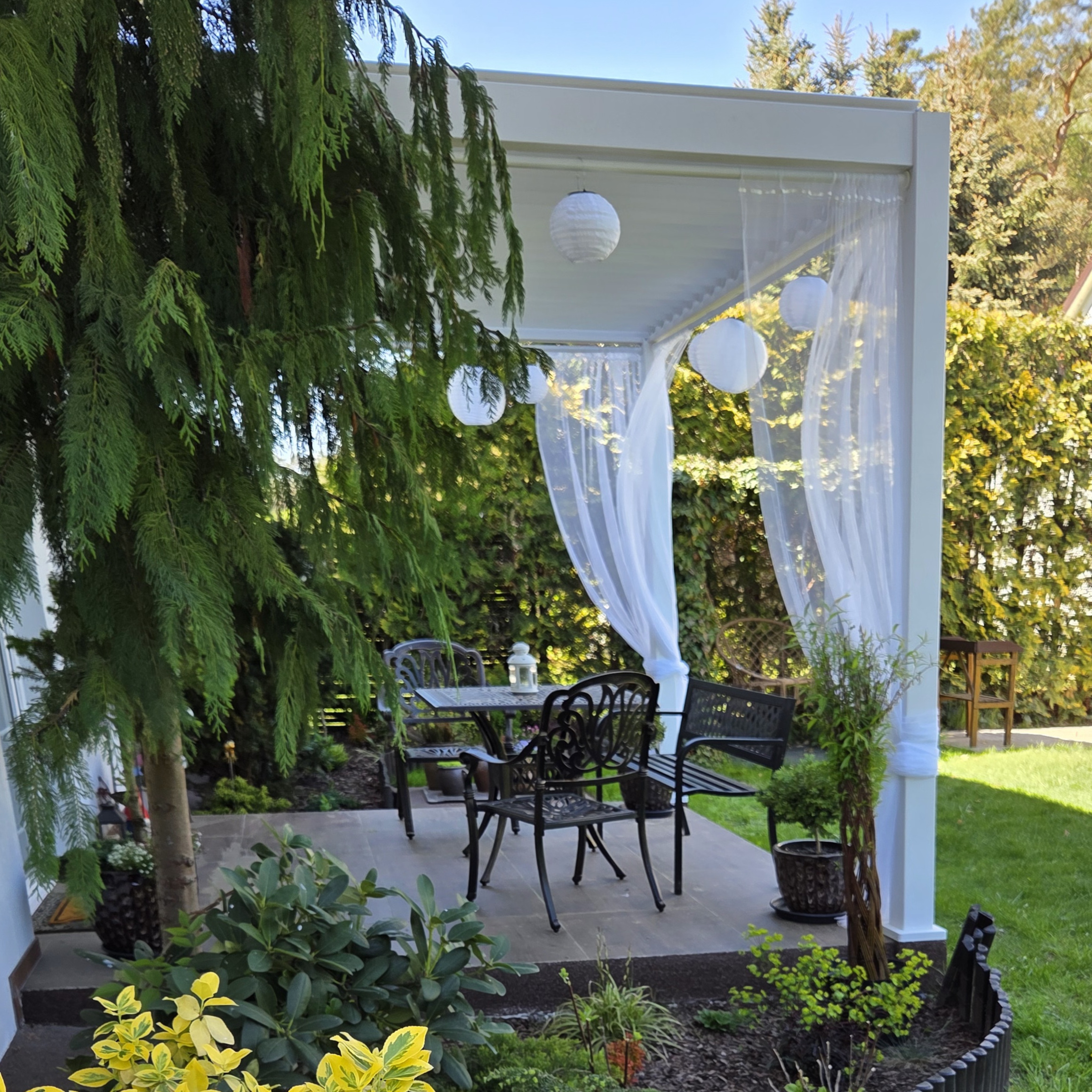 Pergola tarasowa do ogrodu, ścienna 3x3 Premium Wall White - Gutroof zdjęcie realizacji 1