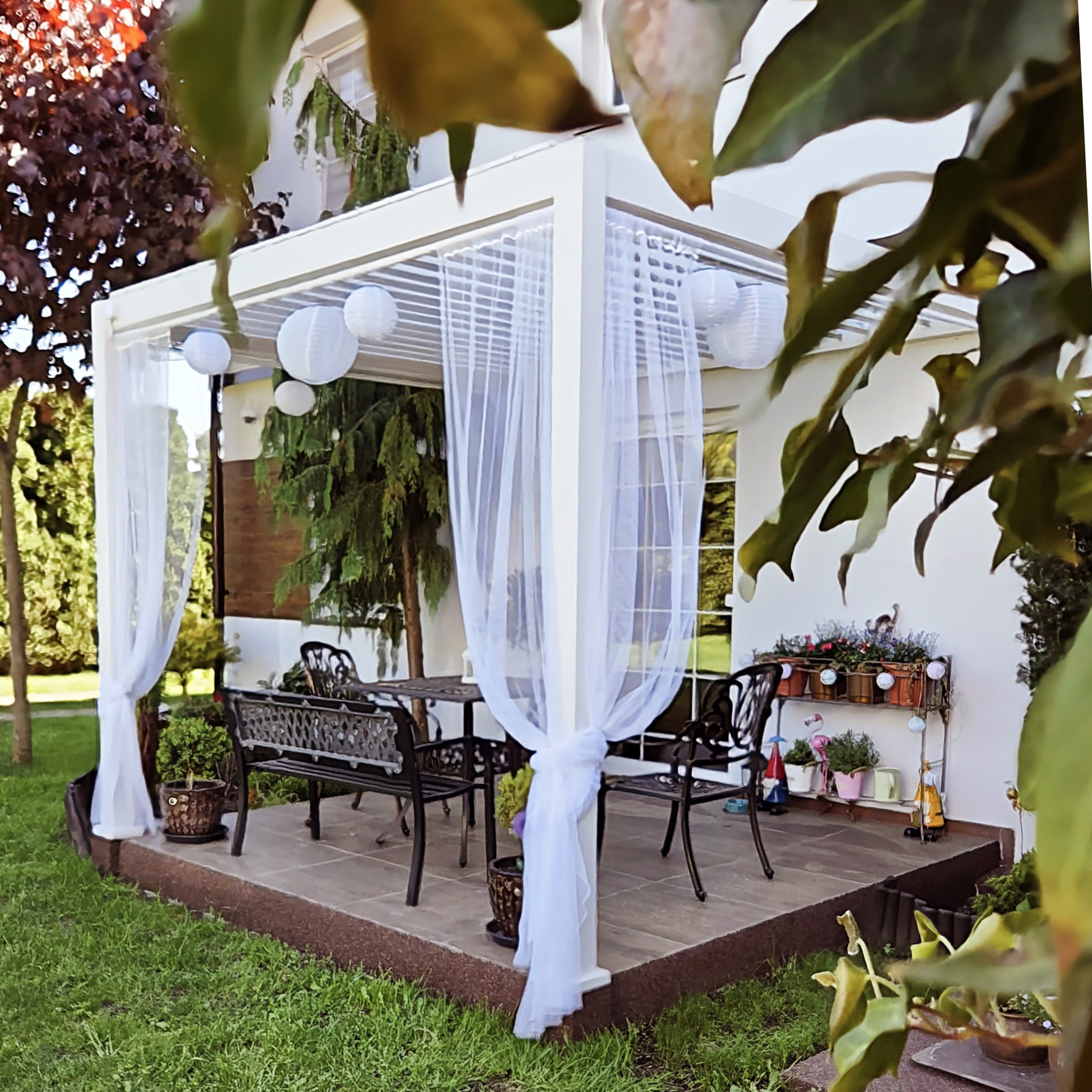 Pergola tarasowa do ogrodu, ścienna 3x3 Premium Wall White - Gutroof zdjęcie realizacji 3