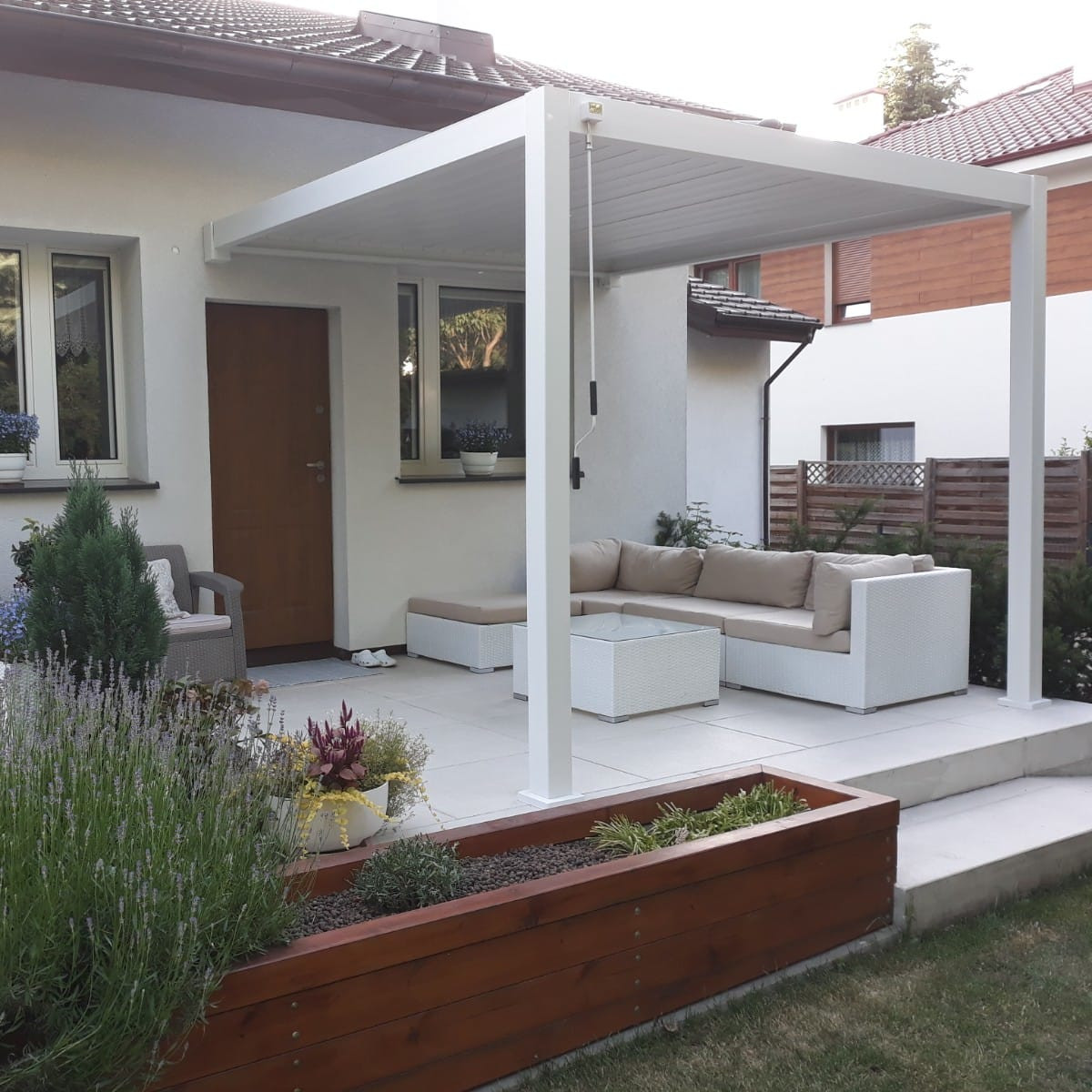 Pergola tarasowa do ogrodu, ścienna 3x3 Premium Wall White - Gutroof zdjęcie realizacji 4
