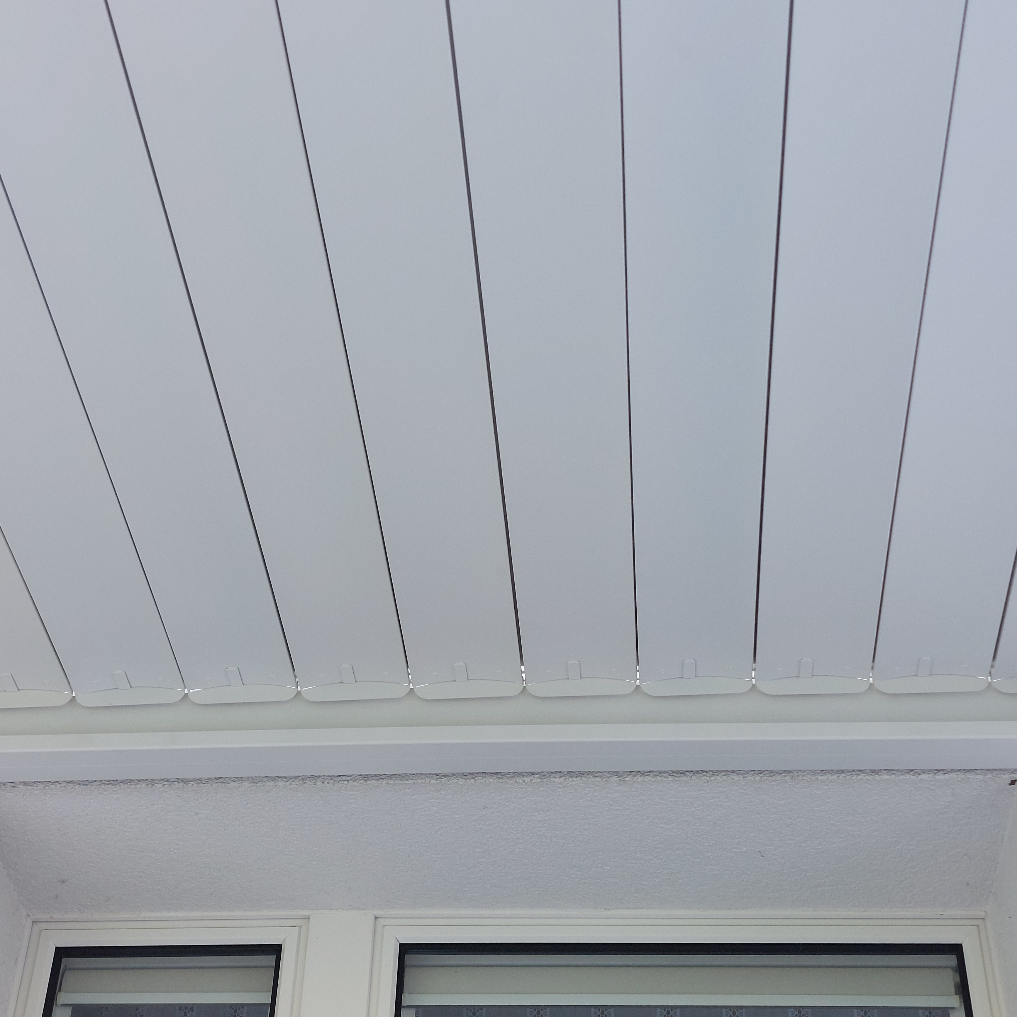 Pergola tarasowa do ogrodu, ścienna 3x3 Premium Wall White - Gutroof zdjęcie realizacji 5