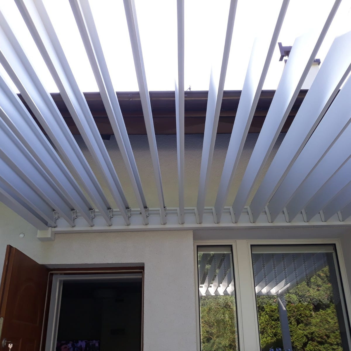Pergola tarasowa do ogrodu, ścienna 3x3 Premium Wall White - Gutroof zdjęcie realizacji 6