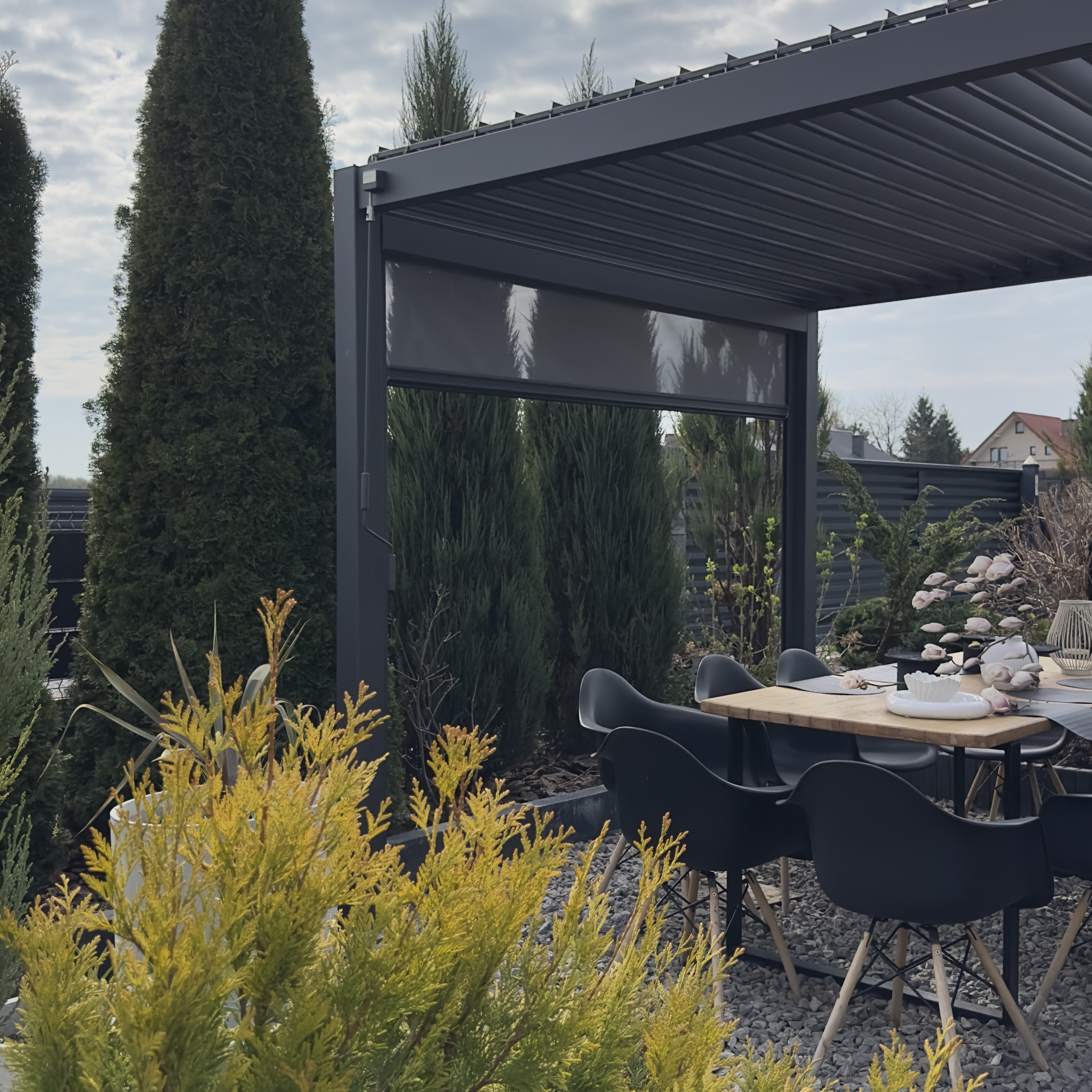 Roleta opuszczana do pergoli Premium 3m Anthracite - Gutroof zdjęcie realizacji 2
