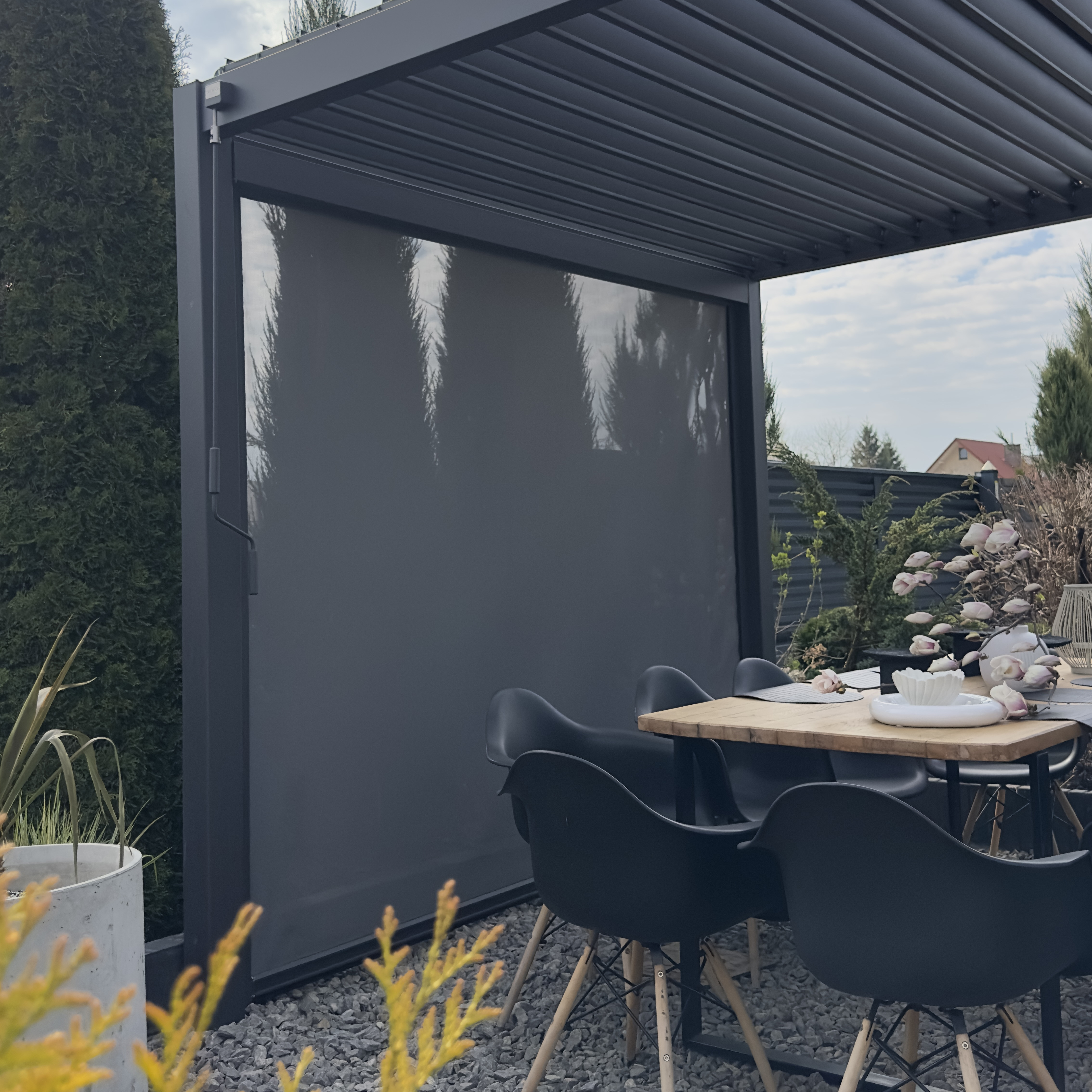 Roleta opuszczana do pergoli Premium 3m Anthracite - Gutroof zdjęcie realizacji 3